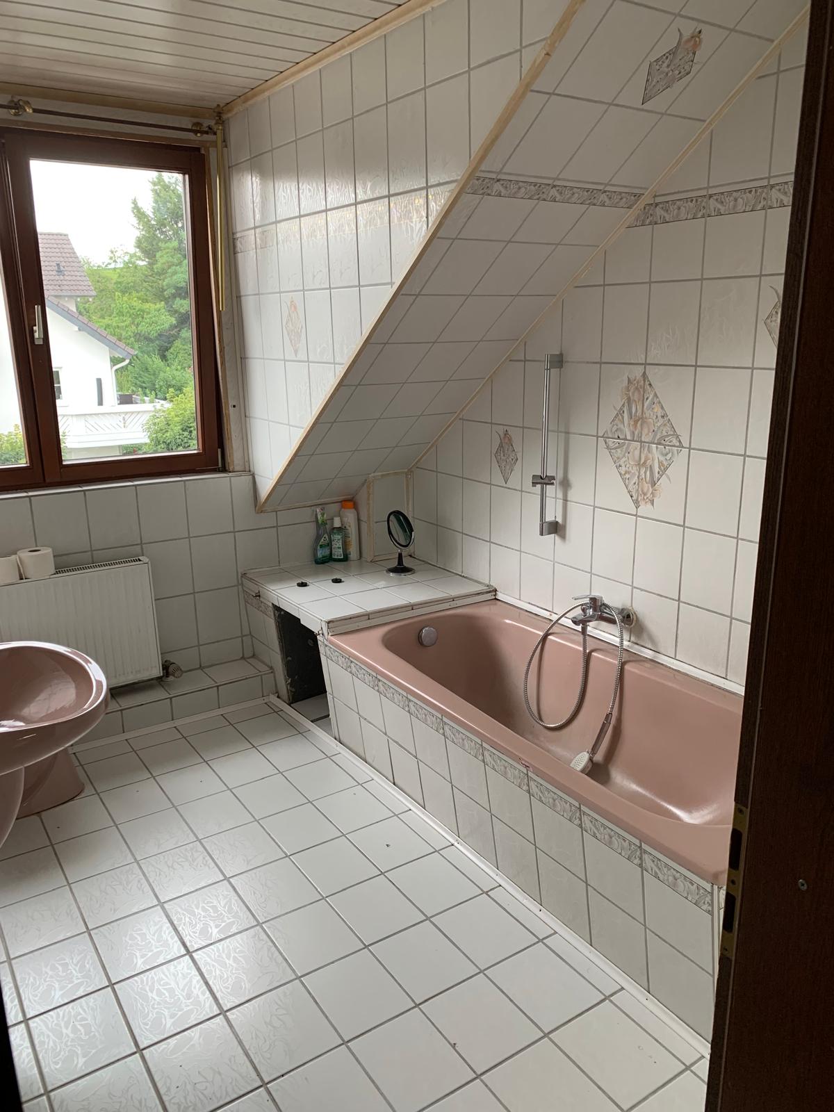 Bad vor der Modernisierung in der Doppelhaushälfte in Ockenheim (Ansicht 1)